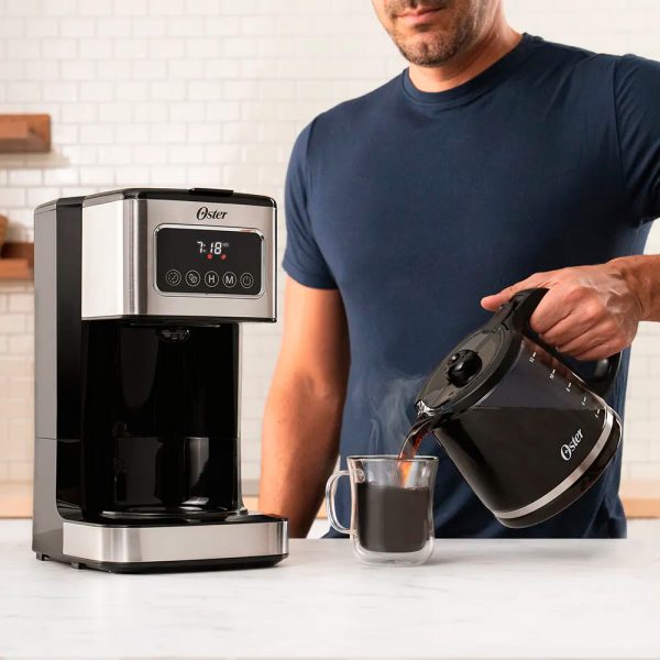Cafetera programable de 12 tazas con pantalla táctil oster bvstdc4403 1